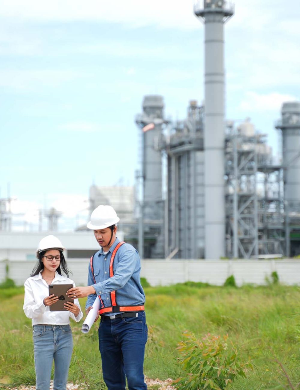 the-engineer-explains-the-work-and-hands-the-proje-2025-02-11-09-31-14-utc